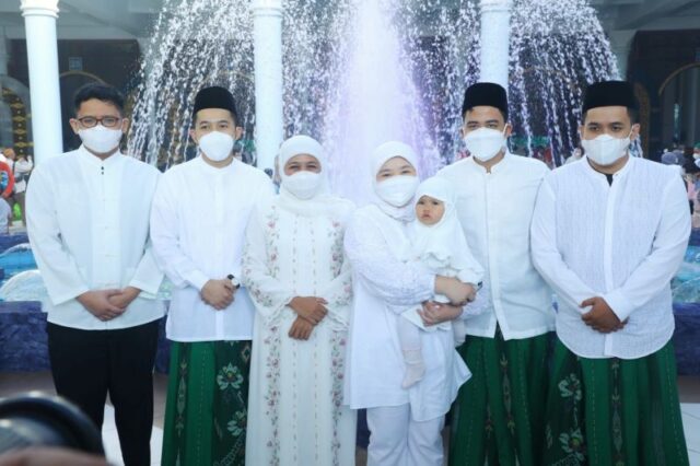 Gubernur Khofifah dan Keluarga Salat Idul Fitri di Masjid Al Akbar Surabaya
