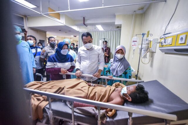 Bersama Wali Kota, Ketua Komisi D DPRD Surabaya Jenguk Anak Korban Prosotan Ambrol
