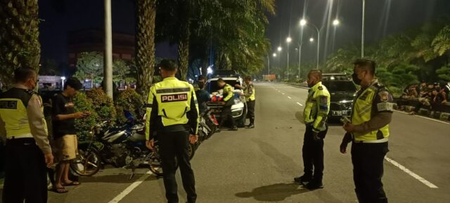 Petugas Satlantas Polres Kediri Bubarkan Balap Liar di Kawasan Wisata SLG