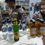 Patroli, Polisi Situbondo Ciduk Dua Pemabuk dan Sita Puluhan Botol Miras