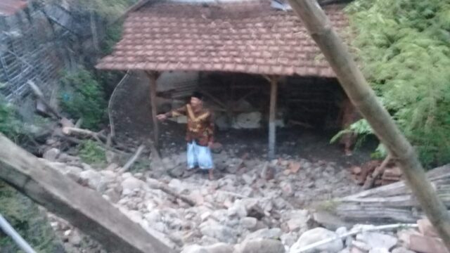 Satu Keluarga di Situbondo Nyaris Celaka Saat Rumahnya Tertimpa Material Longsor
