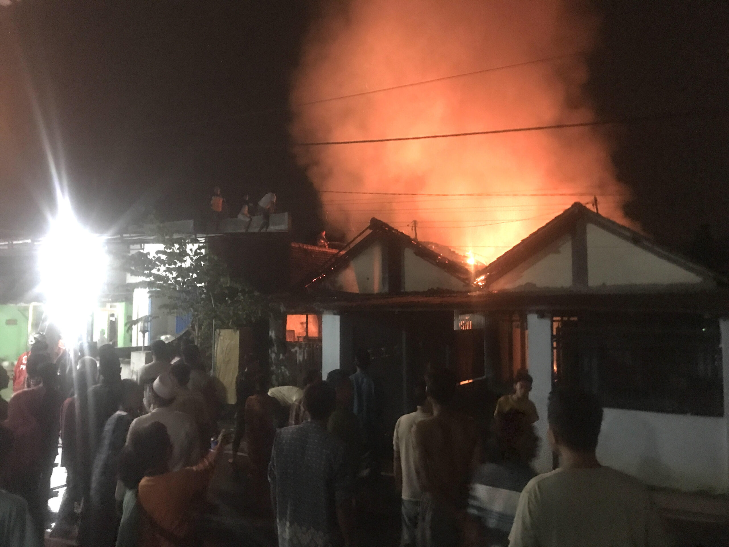 Dua Rumah Warga Mojokerto Terbakar, Penghuni Sempat Dengar Ledakan