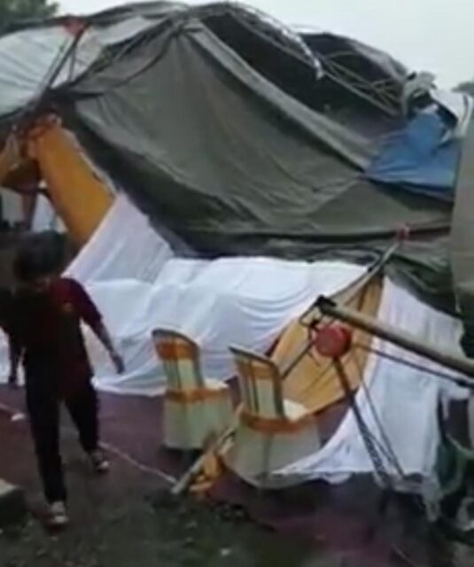 Tenda Hajatan di Kediri Roboh Diterjang Hujan Disertai Angin Kencang