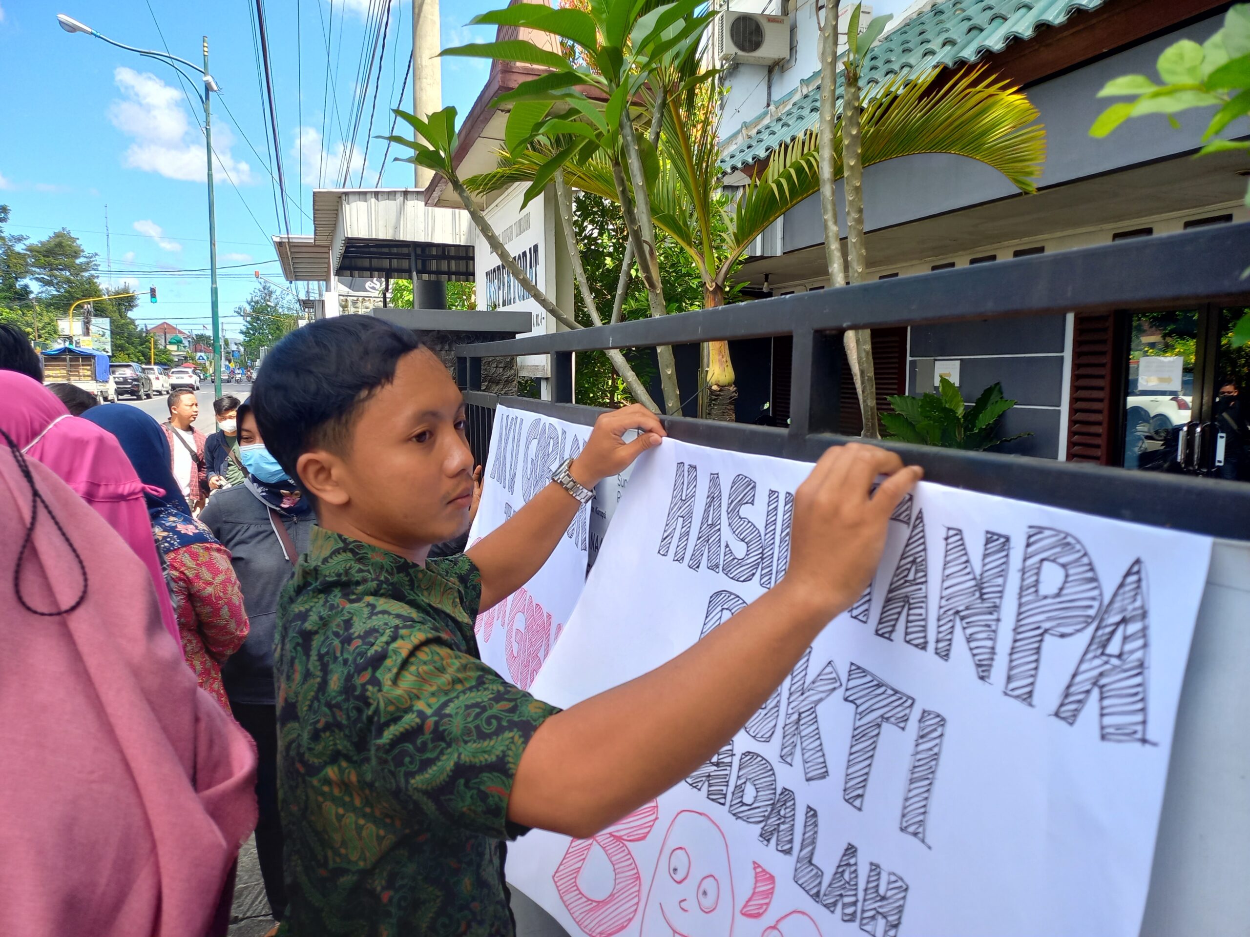 Puluhan calon perangkat Desa/Kecamatan Boyolangu, gelar aksi di depan Kantor Inspektorat Tulungagung.