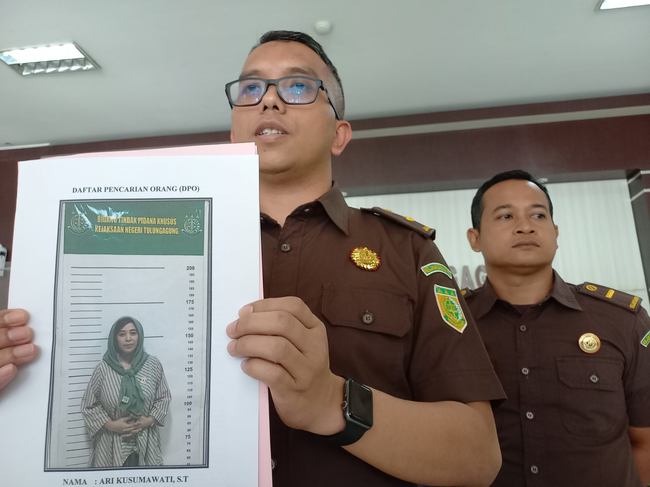 Kasi Intelijen, Kejari Tulungagung, Agung Tri Radityo menunjukan foto tersangka Ari Kusumawati yang menjadi DPO dalam perkara dugaan korupsi peningkatan jalan di Tulungagung.
