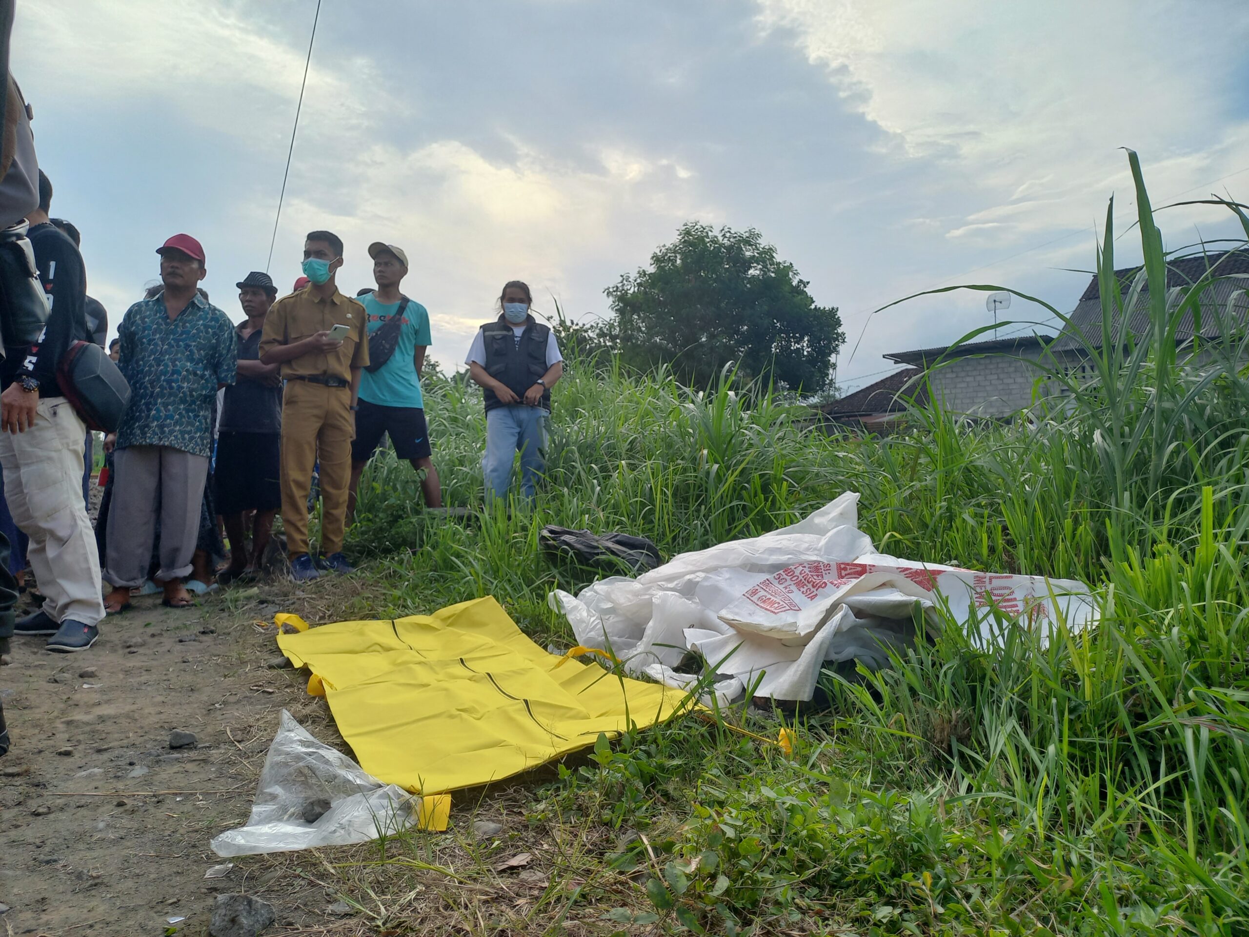 Kondisi korban sebelum dievakuasi petugas di perlintasan tanpa palang pintu Tulungagung, Senin (20/6/2022).