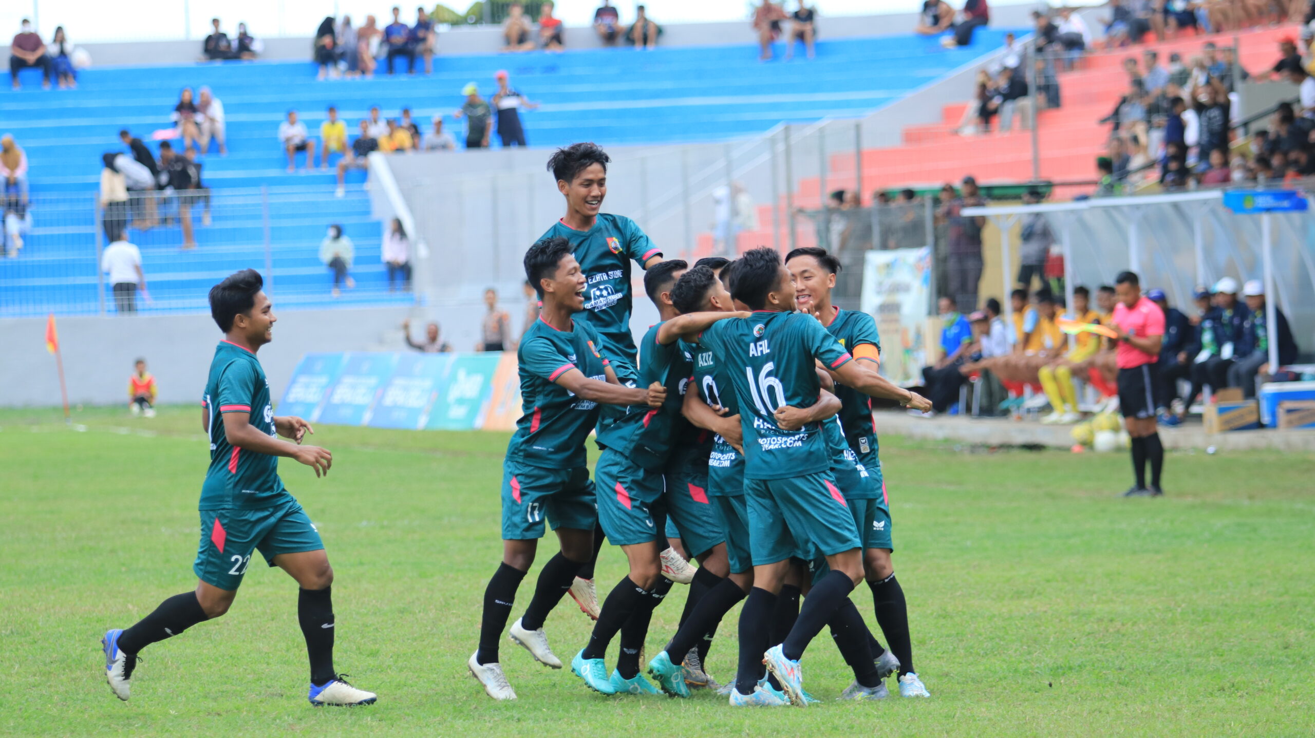 Pemain tim sepak bola Kabupaten Jember melakukan selebrasi usai menjebol gawang Kota Pasuruan, Senin (27/6/2022).