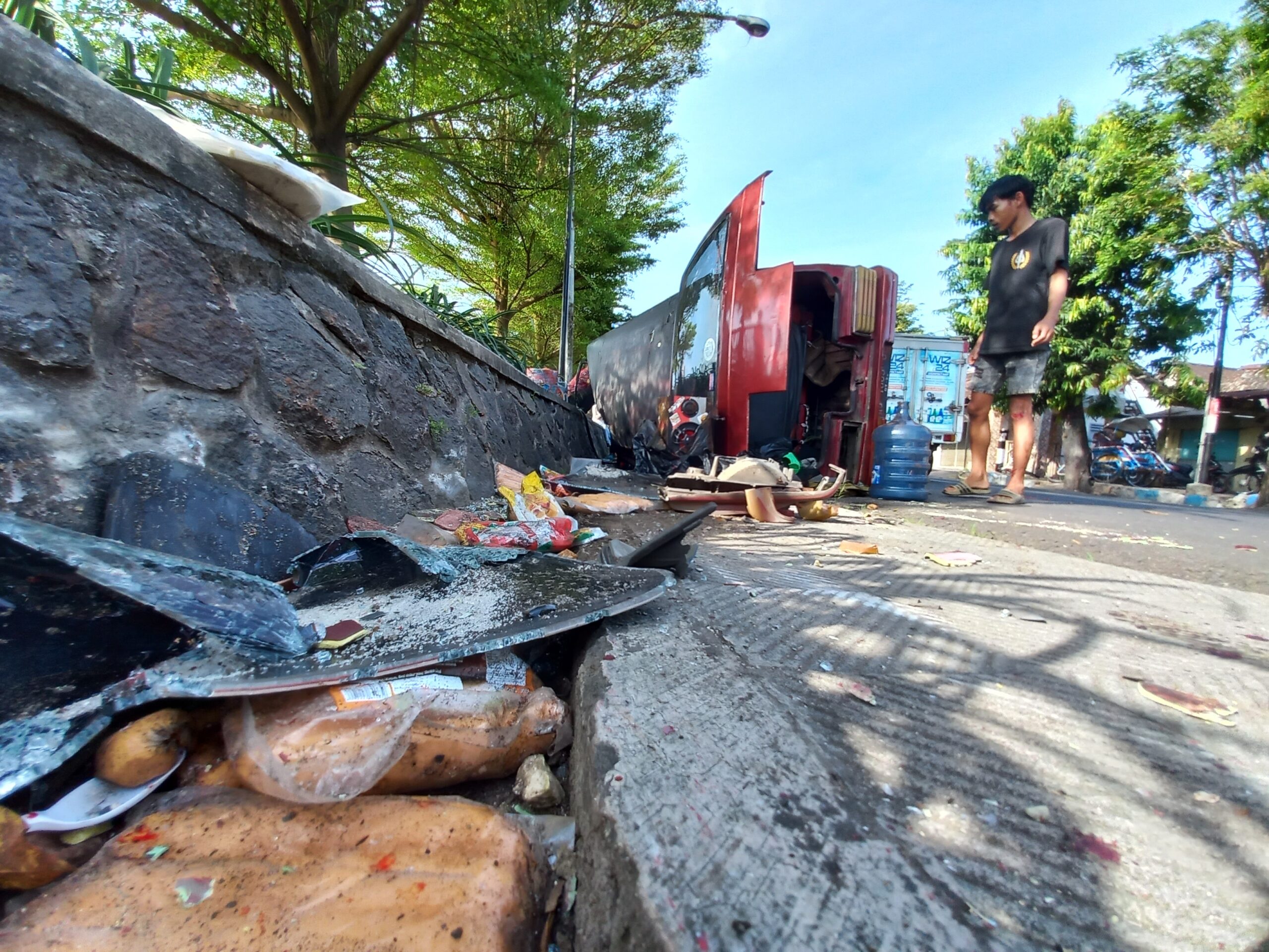 Rem Blong, Mobil Tabrak Pasutri di Tulungagung