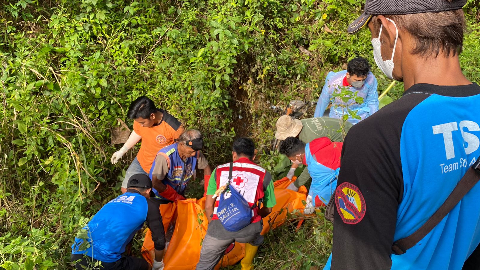 Petugas mengevakuasi mayat yang ditemukan di Parit tengah hutan Desa Jembul, Kecamatan Jatirejo, Kabupaten Mojokerto, Rabu (15/6/2022).