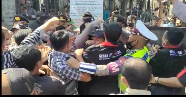 Unjuk Rasa KDRT di Pengadilan Negeri Kabupaten Kediri Ricuh