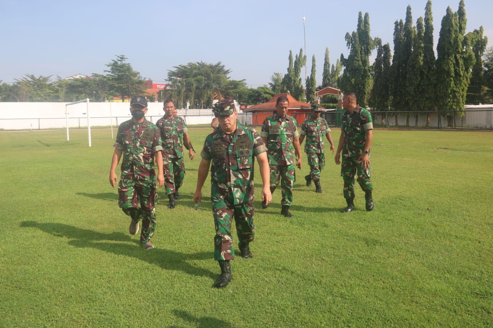 Kepala Staf Kodam (Kasdam) V Brawijaya, Brigjend TNI Piek Budyakto meninjau persiapan pembukaan sepakbola Liga Santri piala KASAD di stadion Kabupaten Jombang, Senin (6/6/2022).