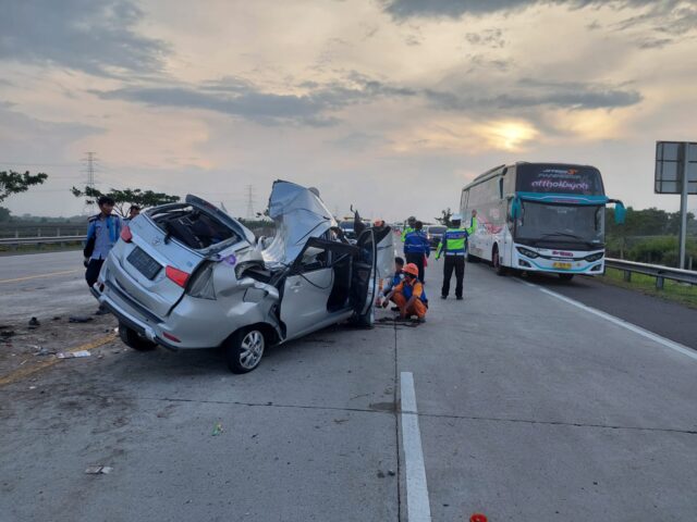 Kecelakaan Minibus di Tol Nganjuk, Satu Tewas