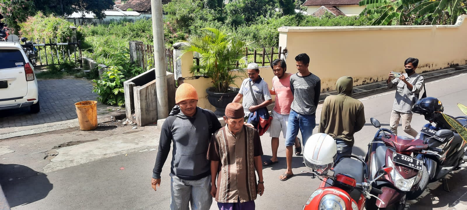 Empat terduga pelaku penyelundupan 2,5 ton pupuk bersubsidi saat digelandang ke Mapolres Situbondo, Jumat (24/6/2022).