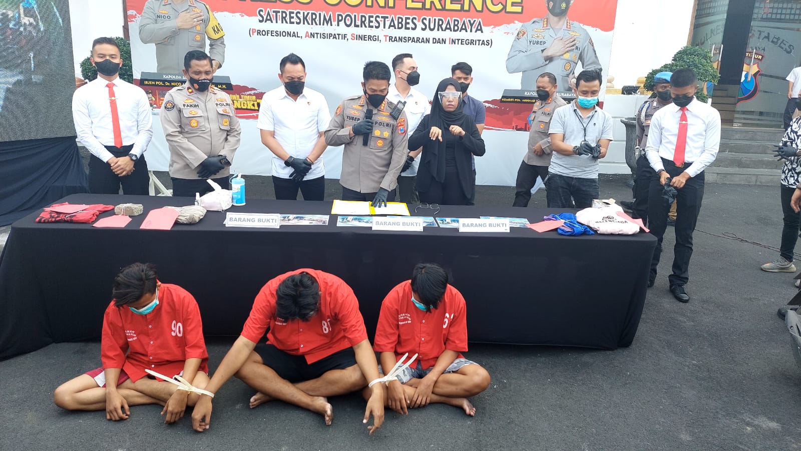 3 oknum anggota psht saat diamankan di mapolrestabes Surabaya