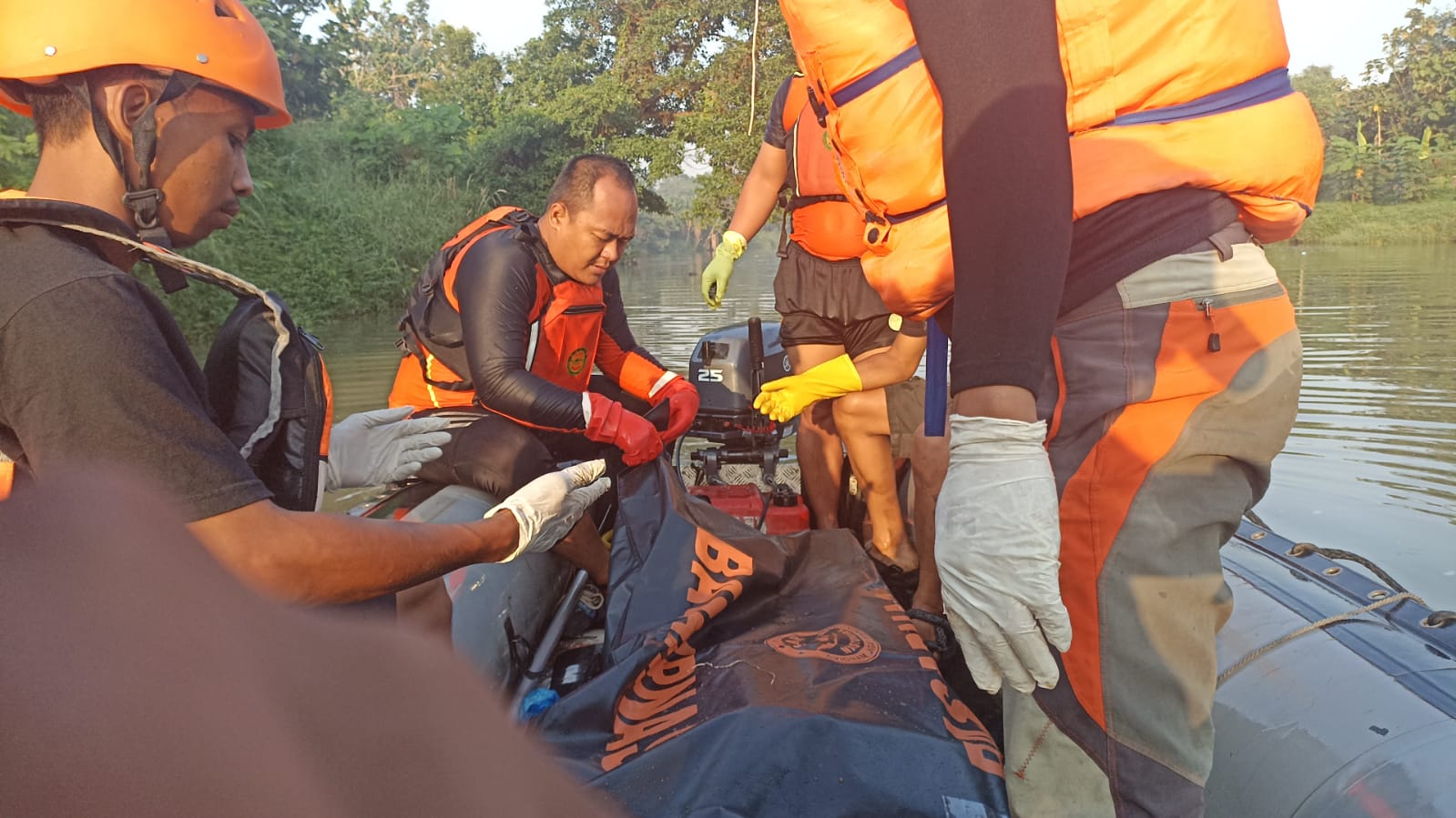 Evakuasi korban tenggelam di sungai Gunting Sumobito Jombang, Kamis (30/6/2022).