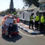 Berangkat Haji, CJH Asal Jombang Diantar Tetangga Naik Becak Motor