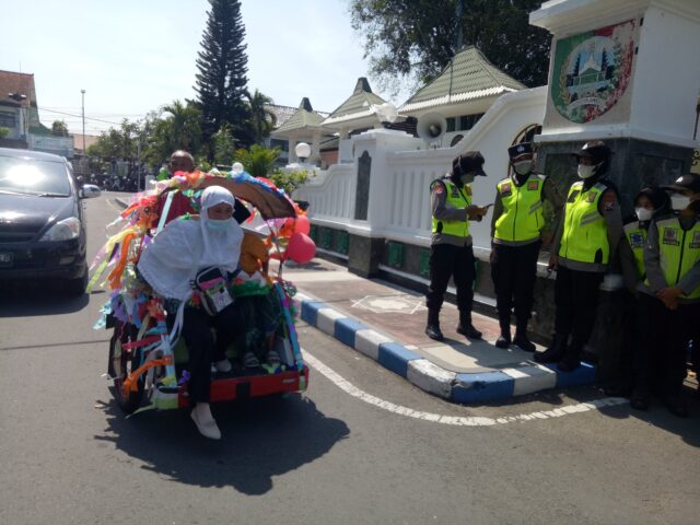 Berangkat Haji, CJH Asal Jombang Diantar Tetangga Naik Becak Motor