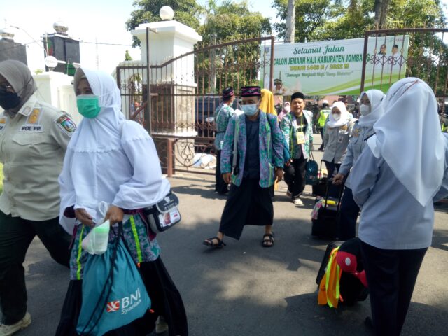 Kloter Terakhir 441 CJH Asal Jombang Diberangkatkan ke Tanah Suci, 4 Orang Gagal Berangkat