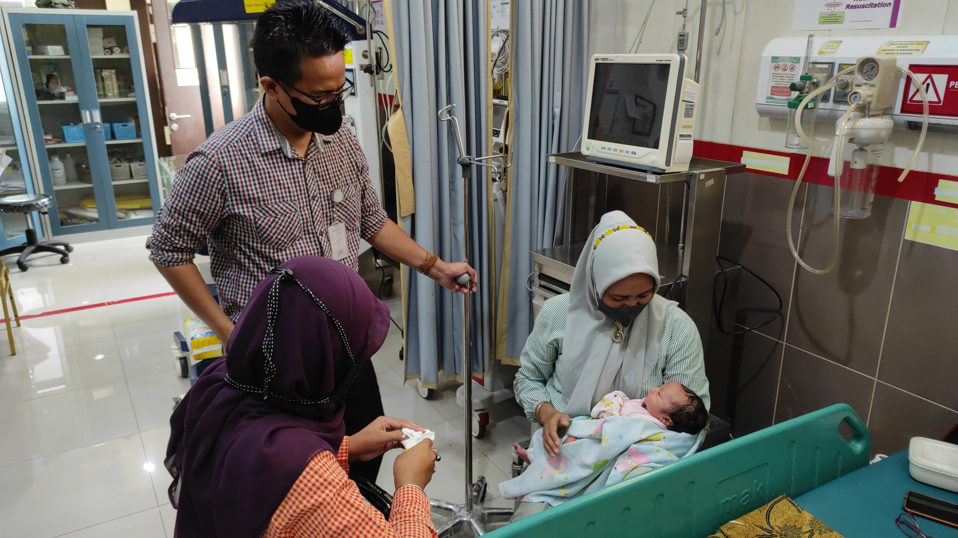 Bayi yang dibuang di teras rumah warga dirawat RSUD SLG Kabupaten Kediri.