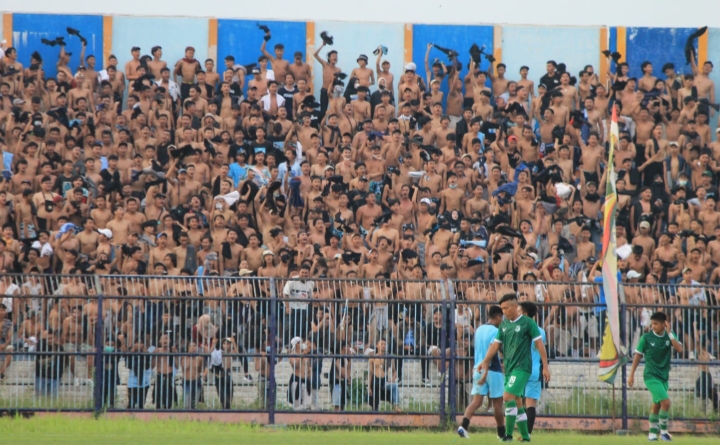 Suporter Persela Lamongan memenuhi stadion Surajaya saat Persela melawan PSMS Medan dalam laga uji coba.