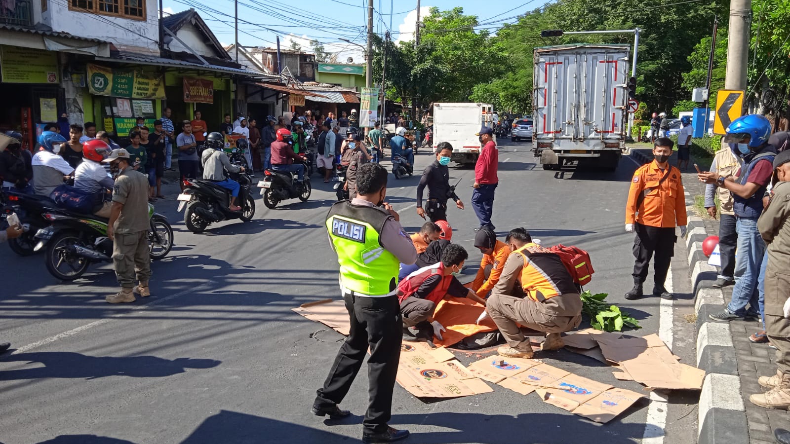 Petugas saat mengevakuasi korban kecelakaan di Tandes, Surabaya, Senin (20/6/2022).