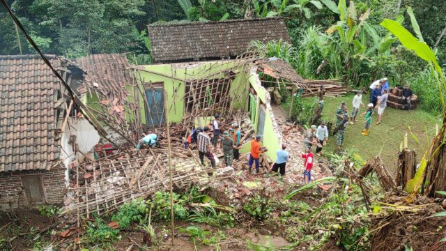 Tebing Setinggi 20 Meter di Kediri Longsor dan Menimpa Rumah Warga