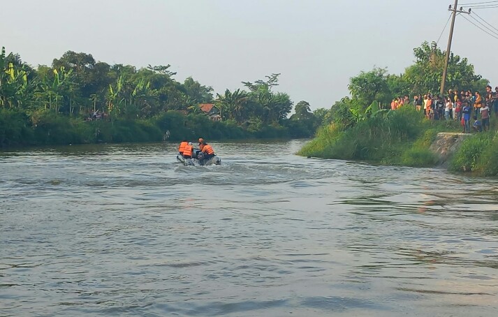 Proses pencarian korban tenggelam di sungai Dusun Balongsono, Desa Talunkidul, Kecamatan Sumobito, Kabupaten Jombang, Selasa (28/6/2022).