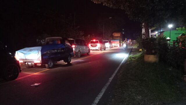Truk Tebu Terguling di Blitar, Lalu Lintas Arah Malang Tersendat