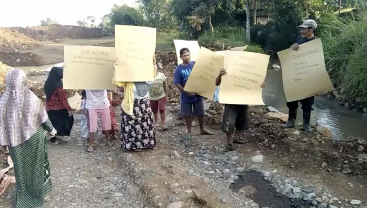 Jelang Kunjungan Wapres RI, Warga Mojokerto Demo Galian C yang Diduga Ilegal 