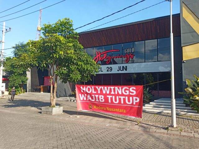 Ormas Madura Nusantara Segel Holywings, Tuntut Walkot Surabaya Cabut Izin Operasional