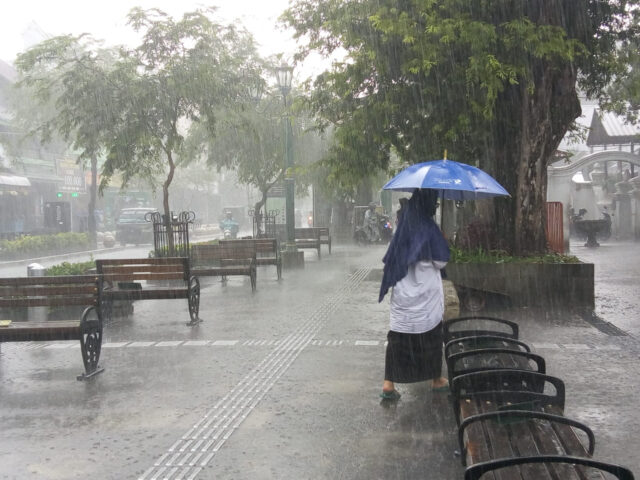 Prakiraan BMKG, Sejumlah Kota Besar di Indonesia Diguyur Hujan