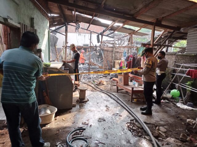Diduga Tabung Gas Elpiji Bocor, Warung dan Kandang di Kediri Terbakar