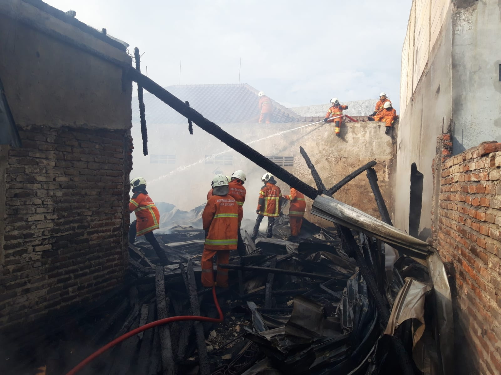 Niat Bakar Sarang Tawon, Api Malah Hanguskan Toko Mebel di Surabaya