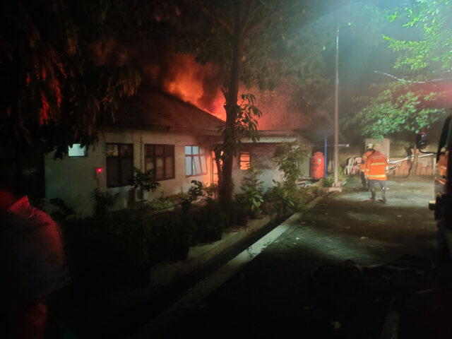Puskesmas Tanah Kali Kedinding Surabaya Terbakar, 14 Mobil Pemadam Dikerahkan