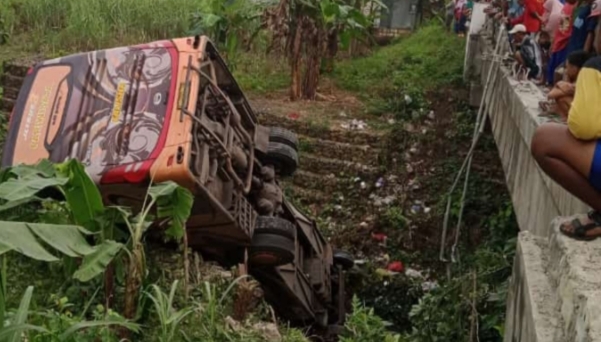 Bus Pariwisata di Tuban Terjun ke Sungai Usai Tabrak Pembatas Jalan