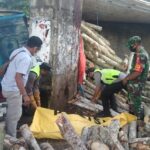 Truk Angkut Kayu Terguling di Blitar, Penumpang Tewas Tertimbun Muatan