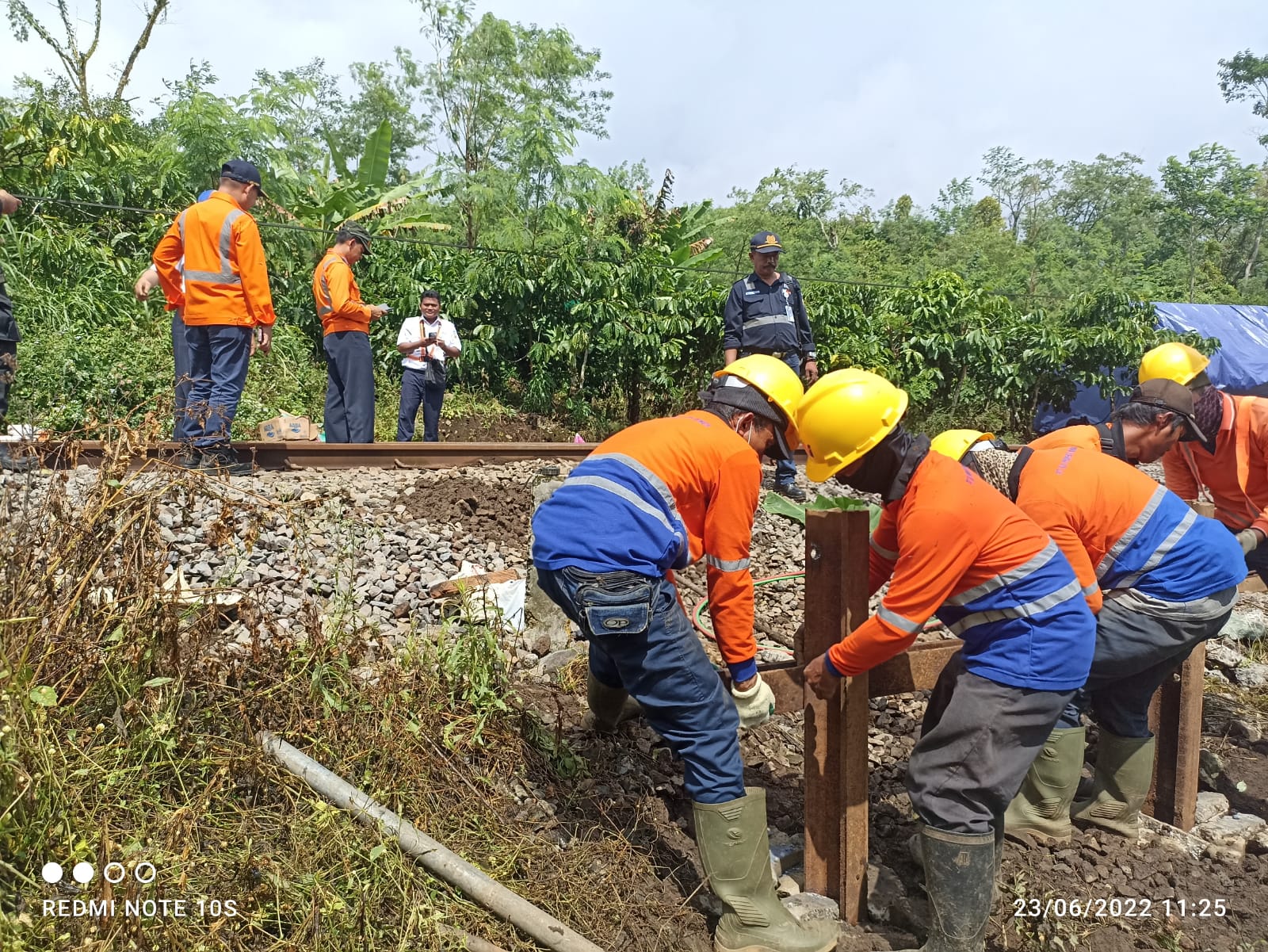 Rawan Kecelakaan, Empat Perlintasan Kereta Api Tanpa Palang Pintu di Jember Ditutup Paksa