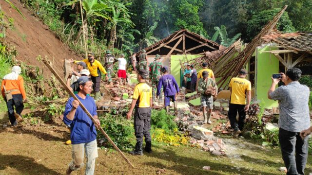 Petugas Gabungan Kediri Bakti Sosial Bersihkan Puing-puing Rumah Tertimpa Longsor