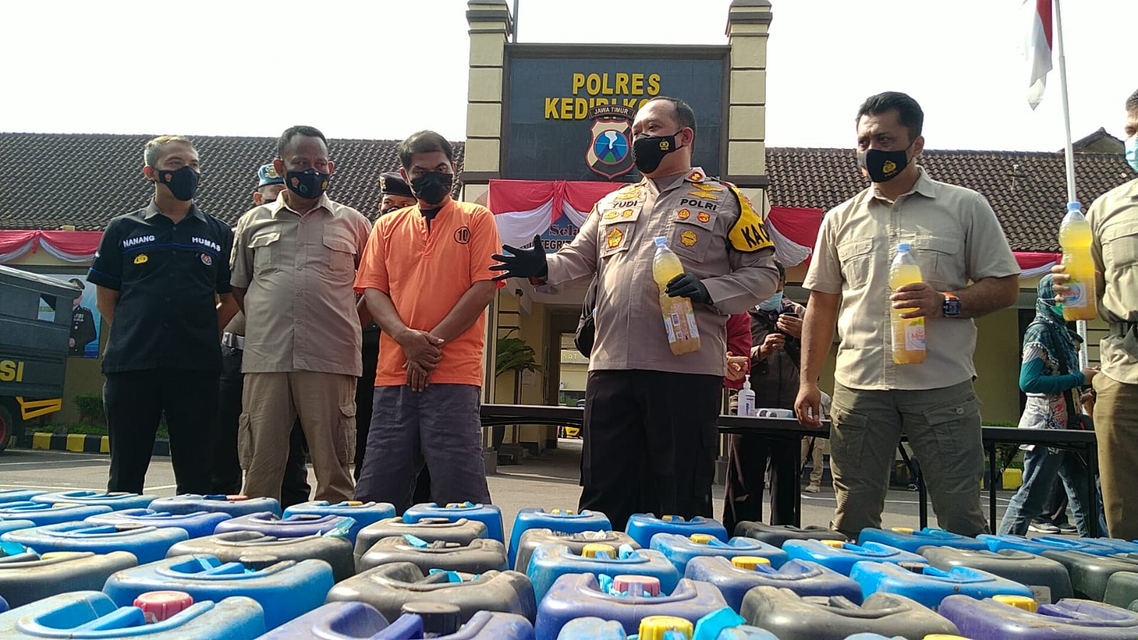 Distributor Miras Oplosan di Kediri Ditangkap Polisi Ribuan Liter Disita