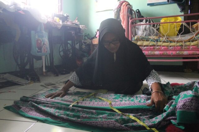 Rajin Sisihkan Uang Hasil Usaha Permak Baju, Penjahit di Jombang Naik Haji