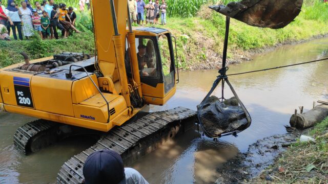 Dinas Pariwisata Kediri Evakuasi Batu Kepala Kalla dari Sungai Pentul