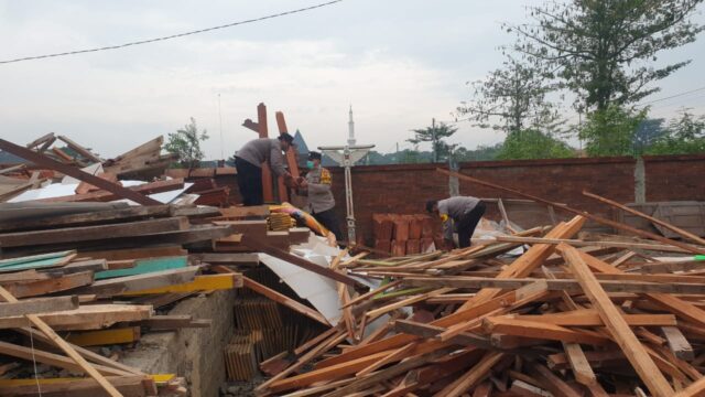 Puting Beliung Terjang Wilayah Pare Kediri, Satu Bangunan Ambruk