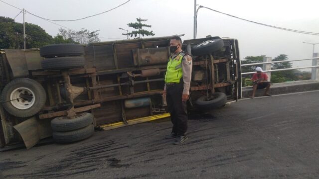 Truk Terguling di Flyover Sukodono Sidoarjo, Muatan Kayu Tumpah Penuhi Jalan