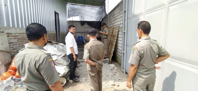 Satpol PP Jombang Ompong Tutup Pabrik “Bodong” Pengolahan Daging