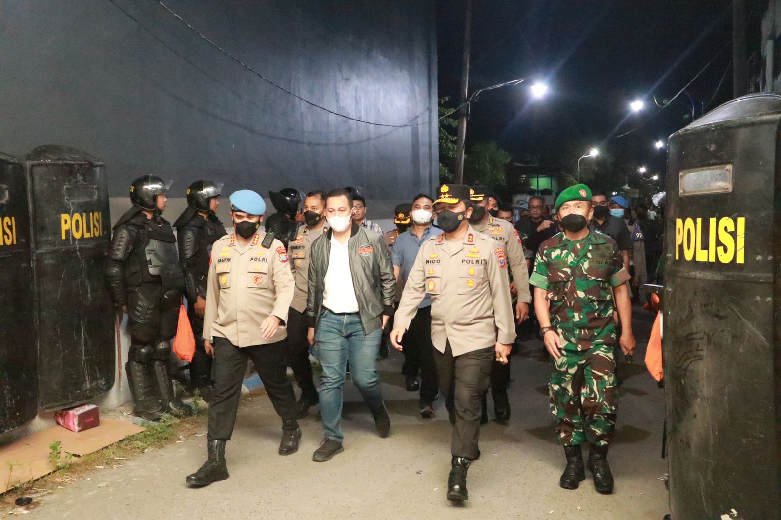 Kapolda Jatim Irjen Pol Nico Afinta (kedua kanan) saat upaya jemput paksa MSAT di Pondok Shiddiqiyyah Jombang.