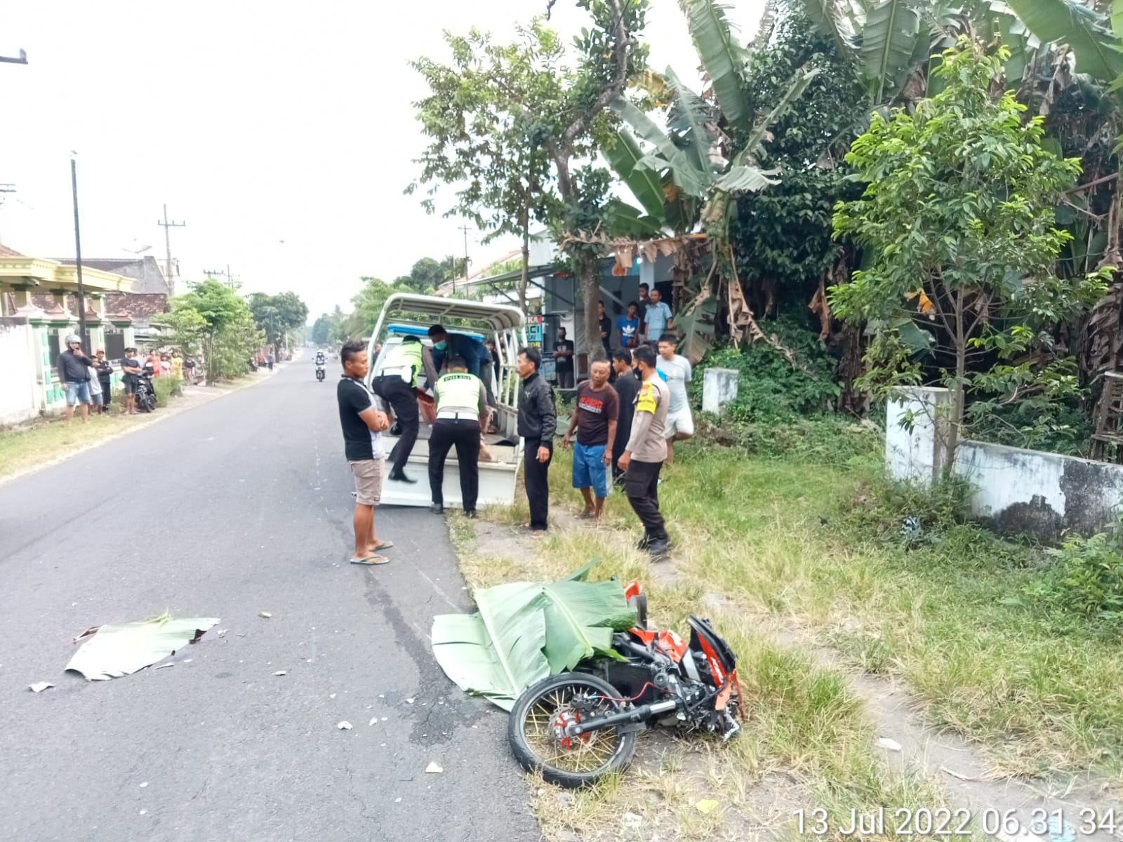 Polisi saat mengevakuasi korban kecelakaan di Blitar, Rabu (13/7/2022).