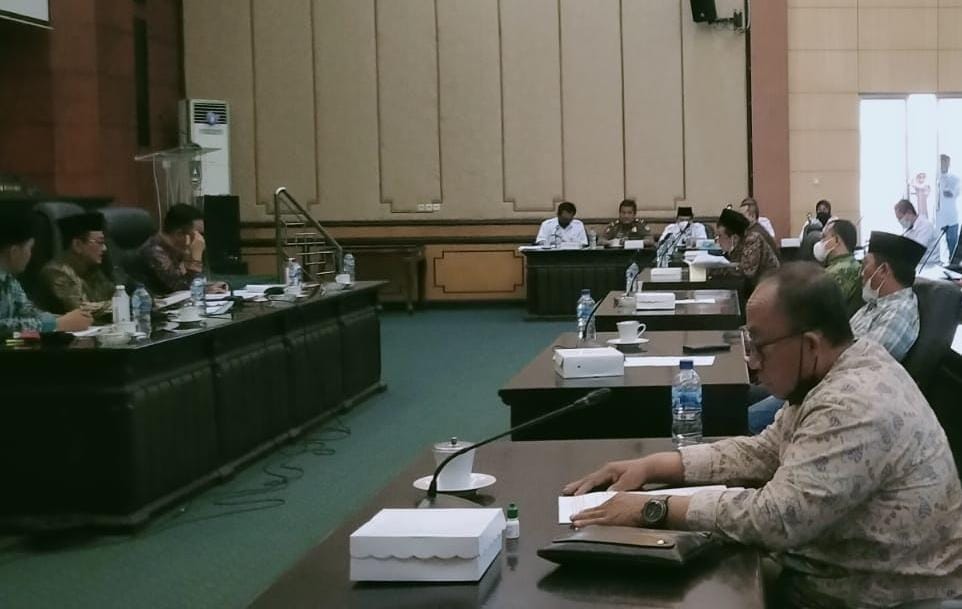 Kegiatan hearing di ruang paripurna DPRD Jombang.(13/7/2023).