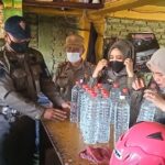 Satpol PP Gresik Amankan Ratusan Botol Miras dari Perbatasan Gresik-Mojokerto