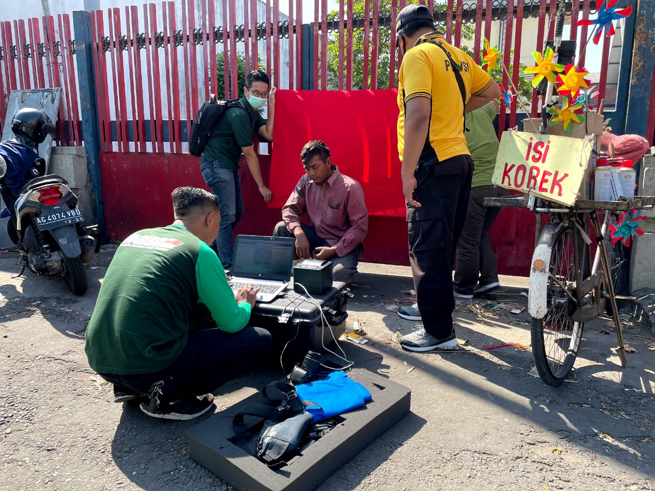 Petugas Dispendukcapil lakukan perekaman KTP di tempat, Selasa (26/7/2022).