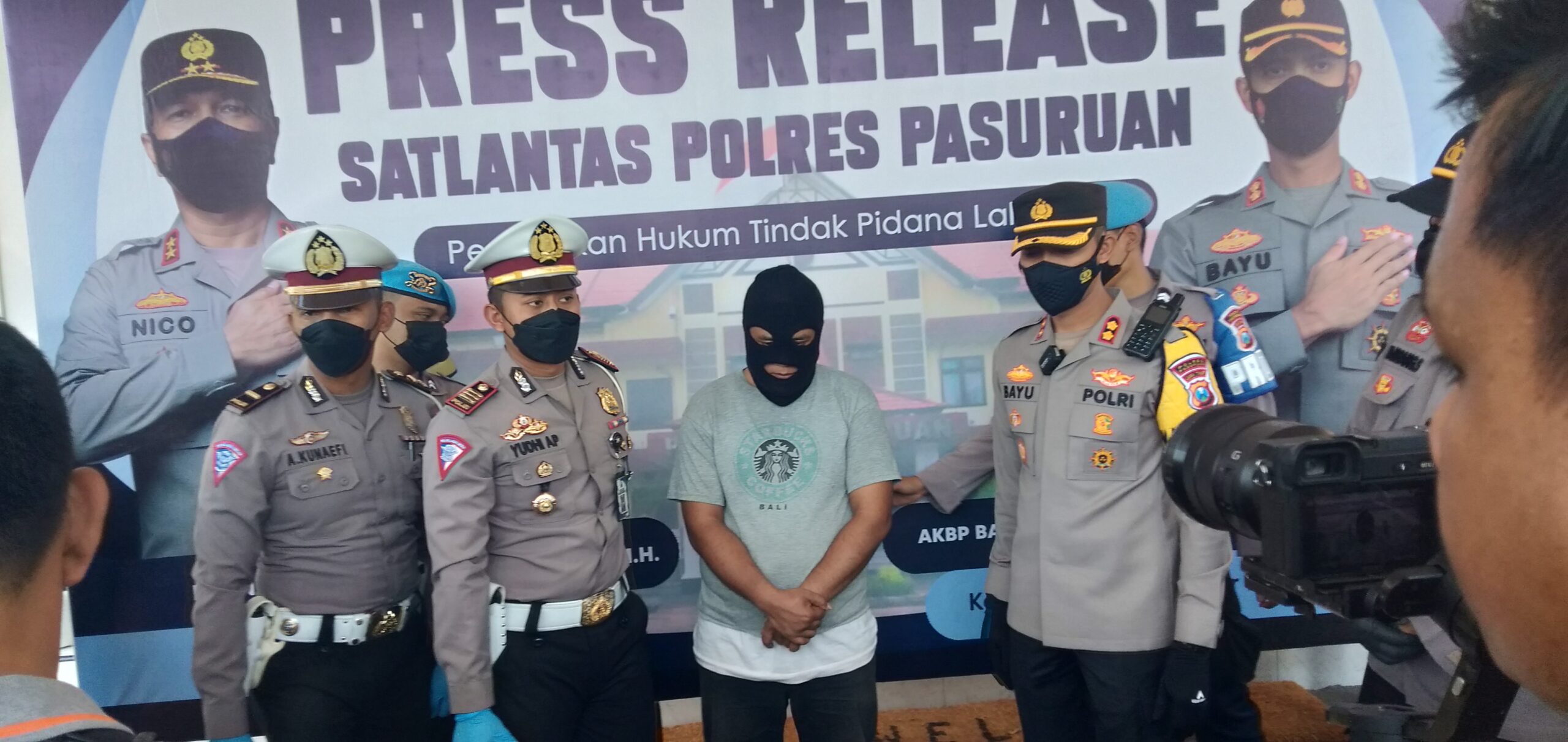 Pelaku tabrak lari saat diamankan polisi di Pasuruan.